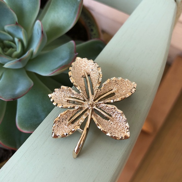 VINTAGE Sarah Coventry Golden Leaf Brooch Pin - Picture 1 of 3